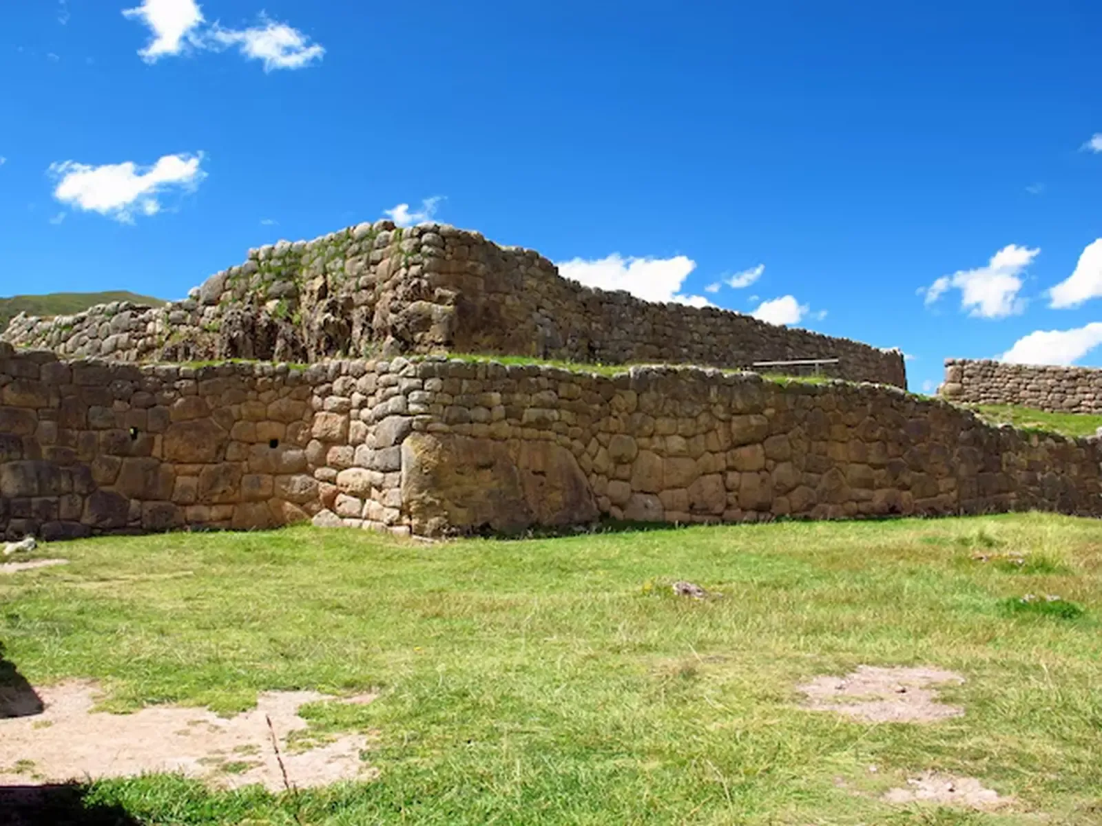 ancient-ruins-fortress-cusco-inca-empire-peru_134785-16181.webp