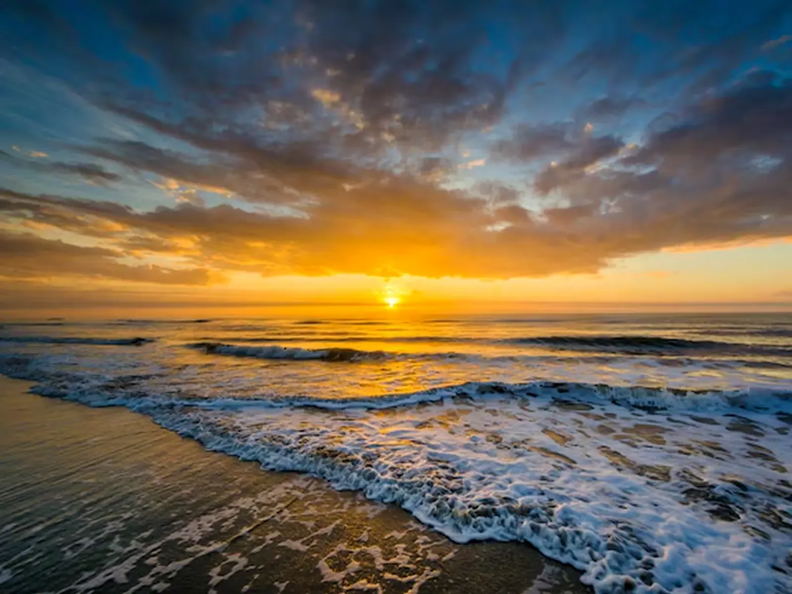 background-sky-sunset-sunrise-skyline_808699-8707.webp