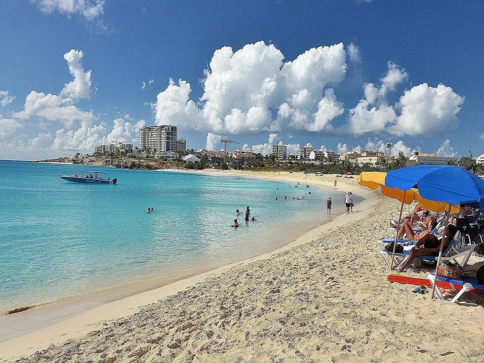 mullet-bay-beach-in-sint.webp