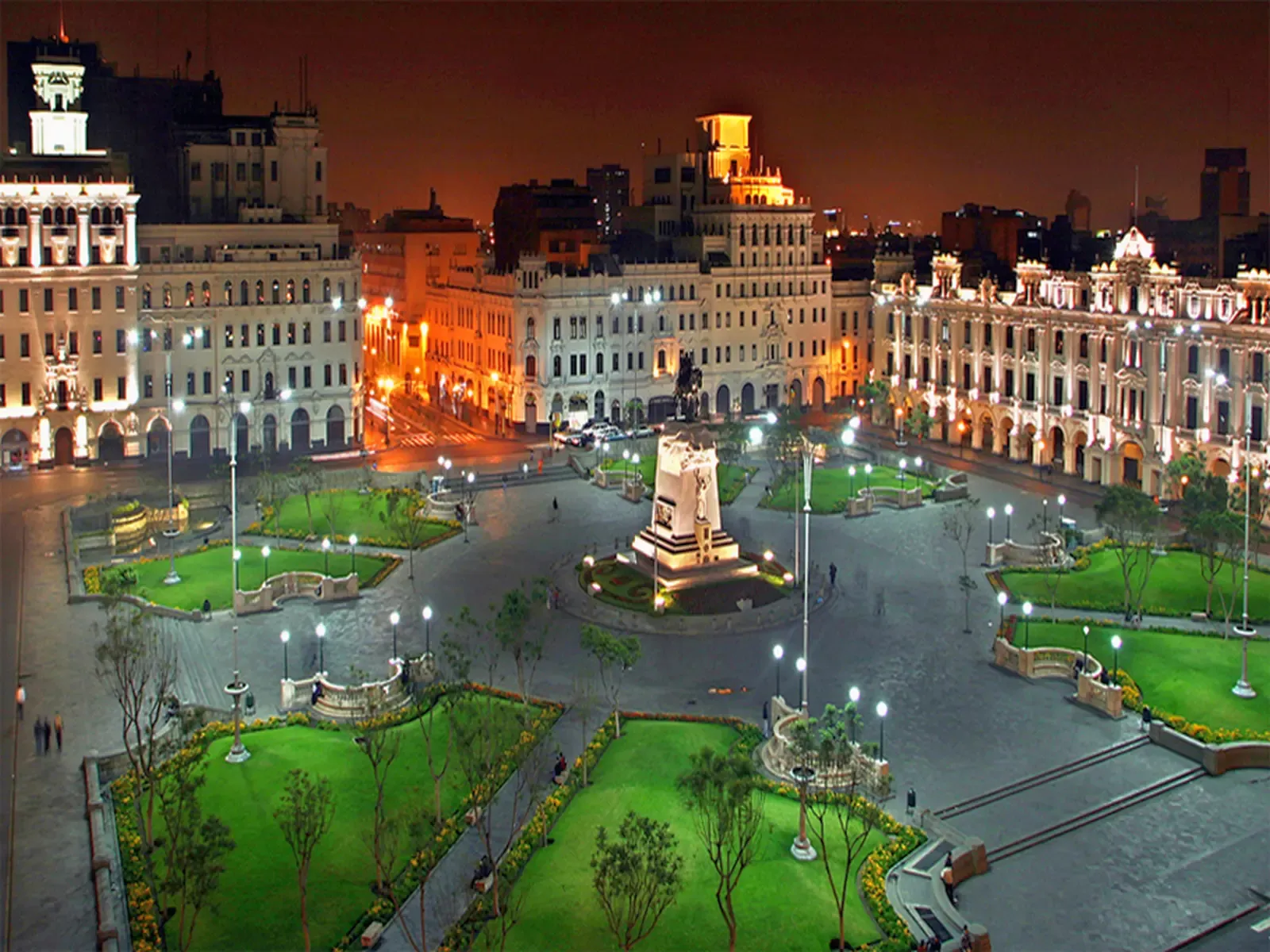 plaza-san-matin-de Noche Lima Peru.webp