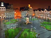 plaza-san-matin-de Noche Lima Peru.webp