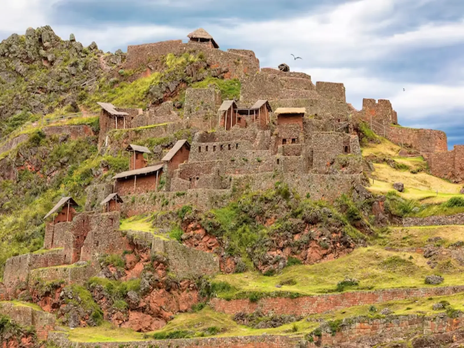 vista-panoramica-sobre-ruinas-ciudad-pisac-valle-sagrado-incas-cusco-peru-sudamerica.webp